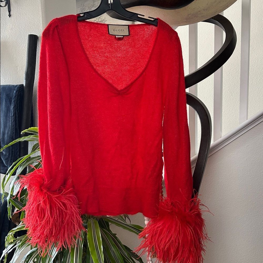 Gucci womens Elegant red sweater with detachable feather wrists - Picture 3 of 6